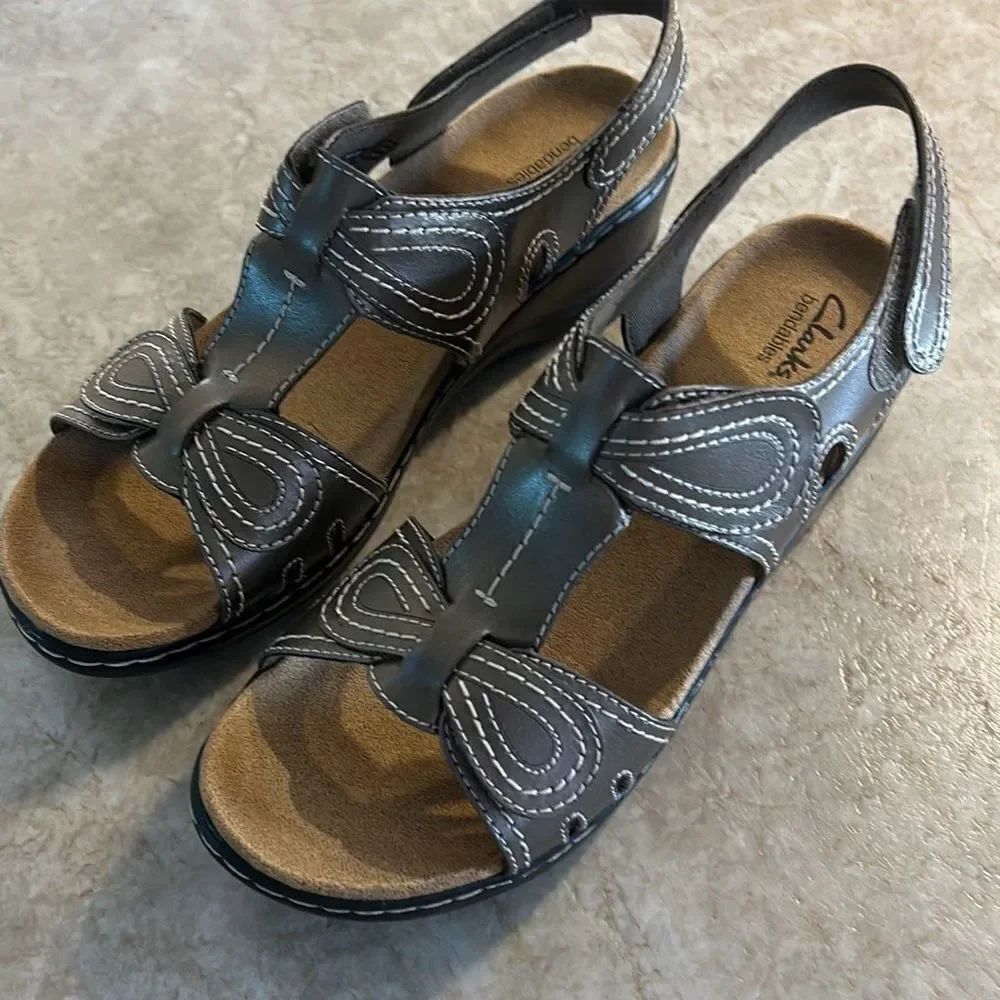 CLARKS Bendable Leather Sandals NWOT